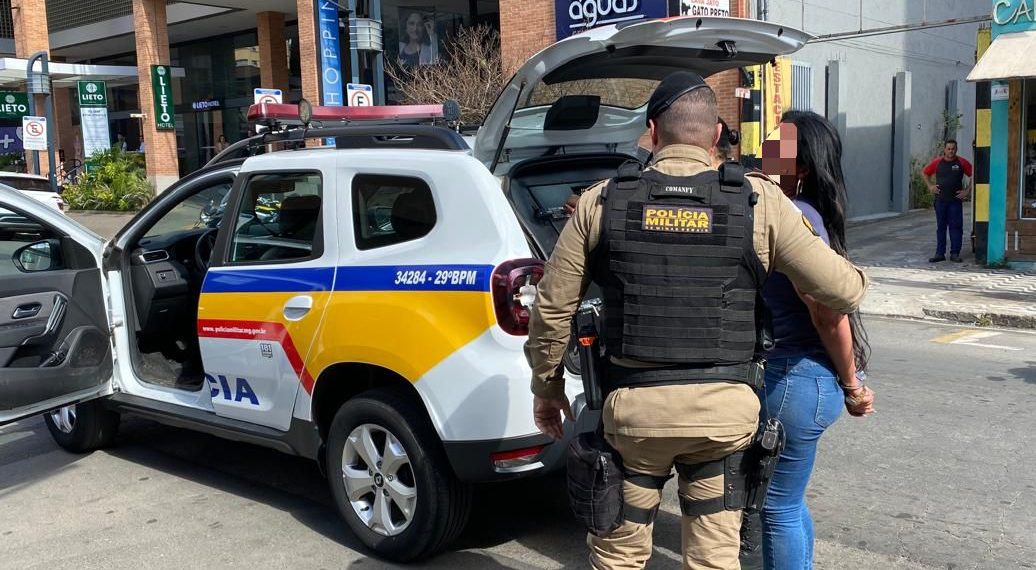 Suspeita de integrar grupo de furtos em estabelecimentos é presa em Poços