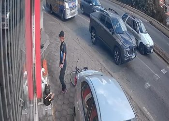 VÍDEO: homem entra em loja, pede água e comete furto em Poços de Caldas