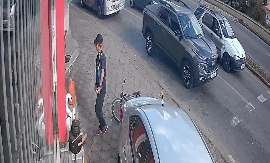 VÍDEO: homem entra em loja, pede água e comete furto em Poços de Caldas