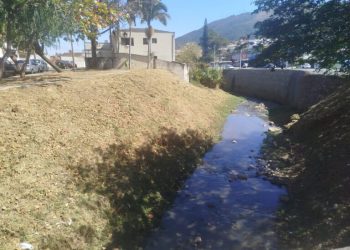 Prefeitura de Poços realiza limpeza dos ribeirões e córregos durante período de estiagem