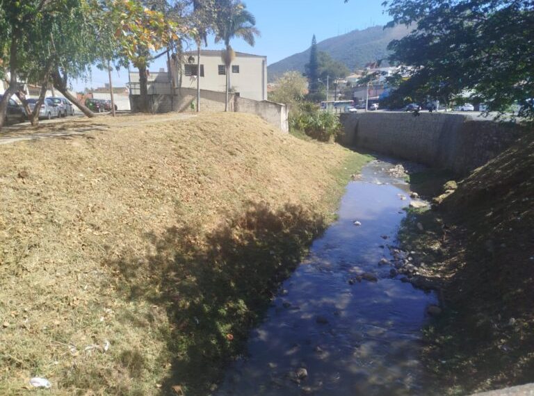 Prefeitura de Poços realiza limpeza dos ribeirões e córregos durante período de estiagem