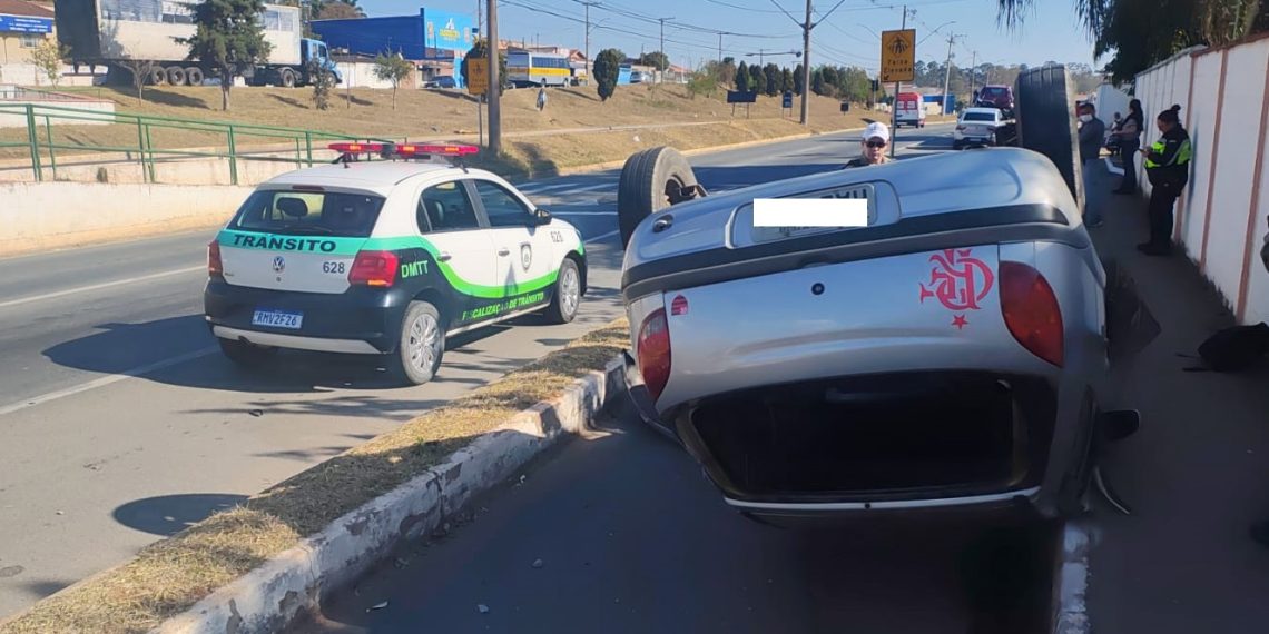 Motorista alega que cochilou antes de carro capotar em ciclovia na Zona Sul de Poços