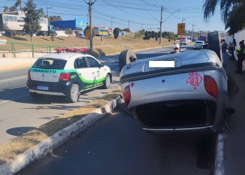 Motorista alega que cochilou antes de carro capotar em ciclovia na Zona Sul de Poços