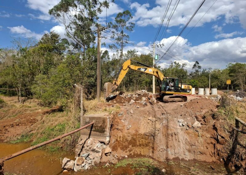 Ponte da Avenida Celanese passa por reconstrução em Poços de Caldas
