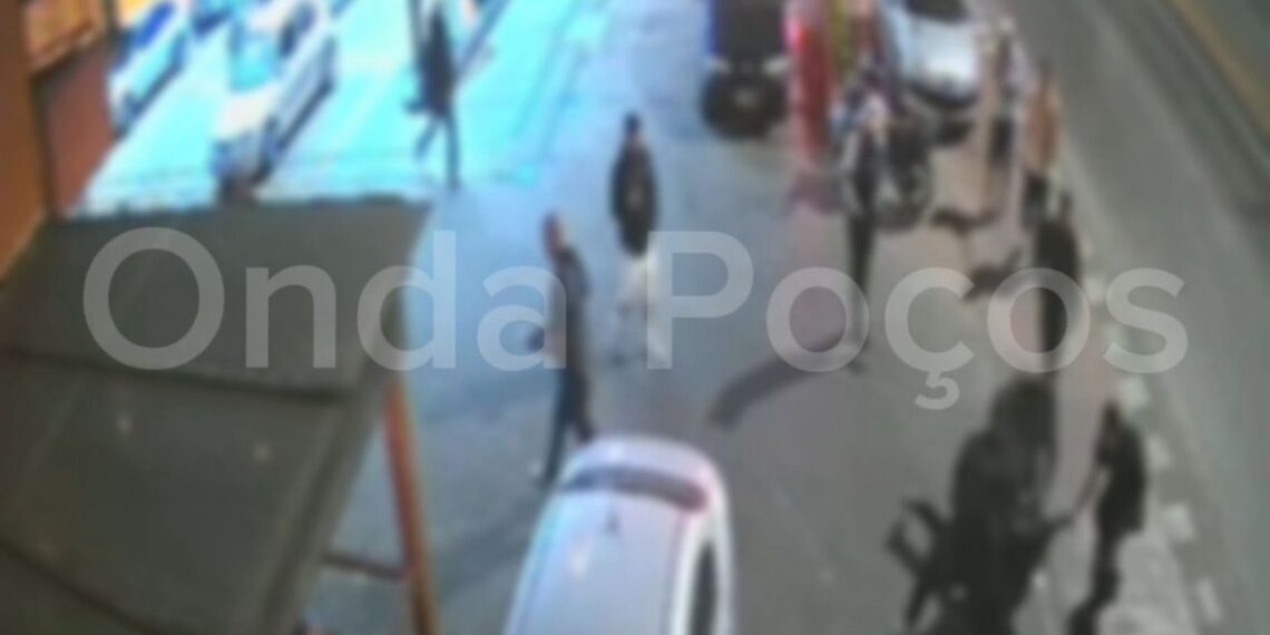 VÍDEO: homem é espancado após discussão em conveniência de posto em Poços