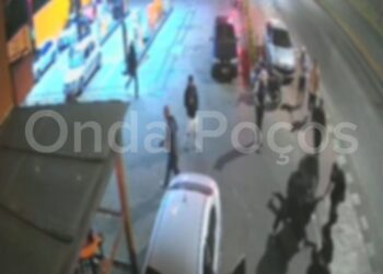 VÍDEO: homem é espancado após discussão em conveniência de posto em Poços