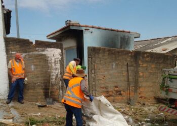 Mais de 6 caminhões de lixo são retirados de imóvel abandonado em Poços