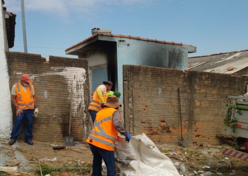 Mais de 6 caminhões de lixo são retirados de imóvel abandonado em Poços