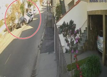 VÍDEO: Veja o momento em que carro capota no bairro Santa Ângela em Poços de Caldas