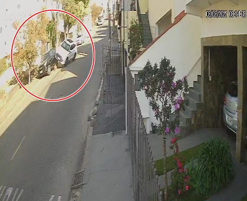 VÍDEO: Veja o momento em que carro capota no bairro Santa Ângela em Poços de Caldas