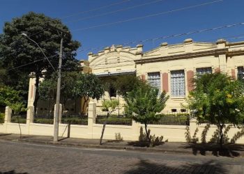 Estudante fica ferida após ser atingida por prato de vidro durante confusão em escola