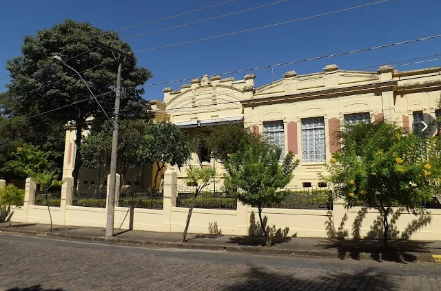 Estudante fica ferida após ser atingida por prato de vidro durante confusão em escola