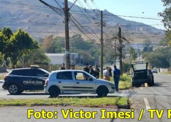 Garupa de moto fica gravemente ferida após acidente envolvendo 4 veículos na zona oeste de Poços