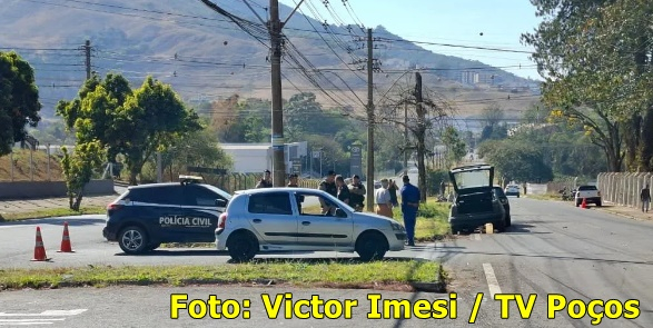Garupa de moto fica gravemente ferida após acidente envolvendo 4 veículos na zona oeste de Poços