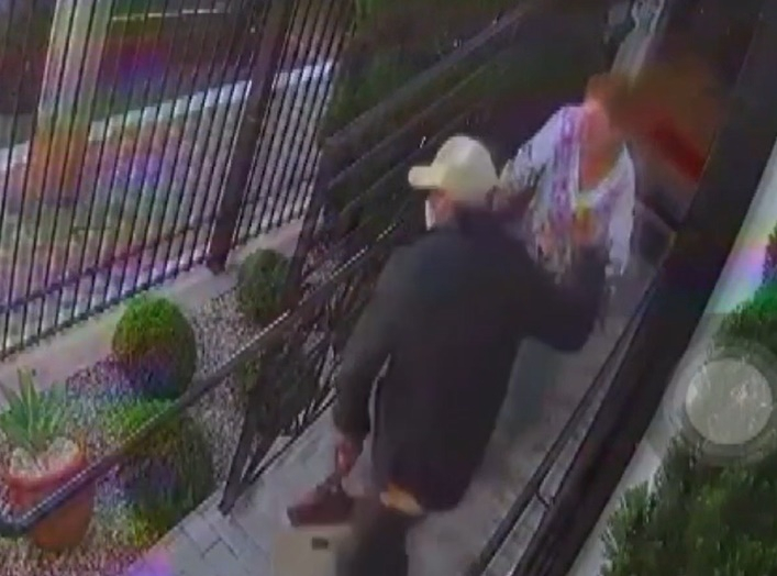 Ladrão rouba bolsa de mulher com R$ 5 mil dentro em Andradas; veja no vídeo o momento do crime