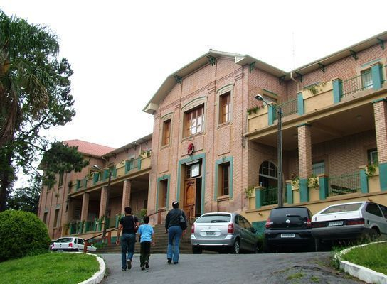 Caco de vidro em merenda escolar causa ferimento na língua de aluna em Poços