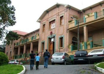 Caco de vidro em merenda escolar causa ferimento na língua de aluna em Poços