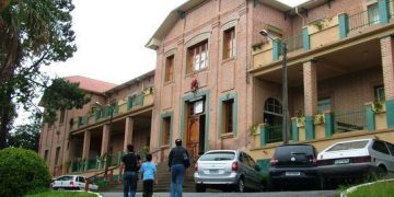 Caco de vidro em merenda escolar causa ferimento na língua de aluna em Poços
