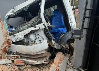 Acidente entre caminhão e carro de aplicativo deixa quatro vítimas no Sul de Minas