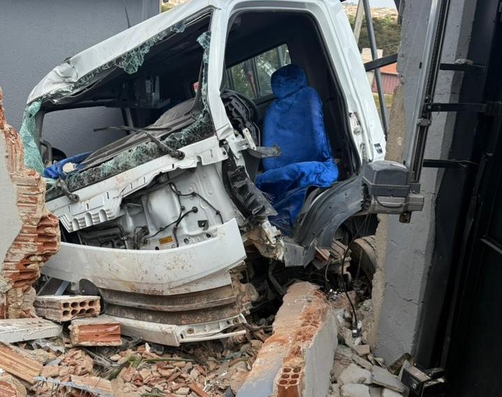 Acidente entre caminhão e carro de aplicativo deixa quatro vítimas no Sul de Minas