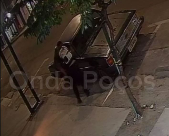 VÍDEO: carro é furtado no centro de Poços de Caldas