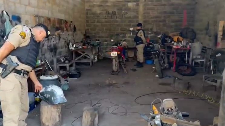 VÍDEO: PM apreende motos adulteradas em oficinas clandestinas; dois suspeitos foram presos