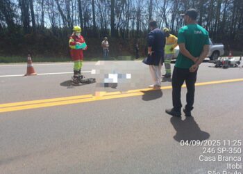 Motociclista morre atropelado por caminhão após cair na SP-350