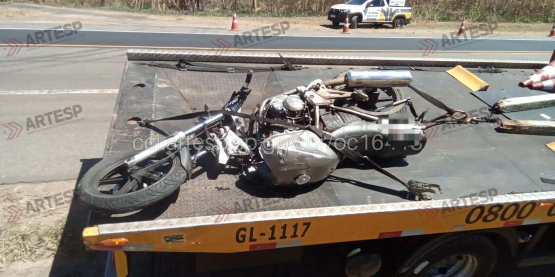 Homem morre e mulher fica ferida em acidente de moto na SP-342