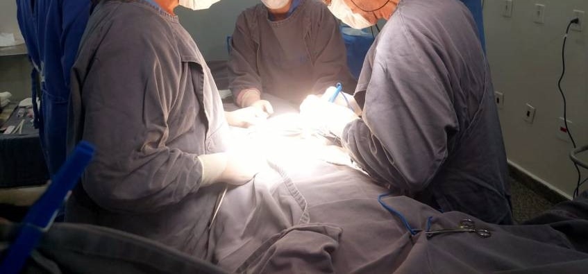 Homem dá entrada em hospital com garrafas no ânus e passa por cirurgia em Poços