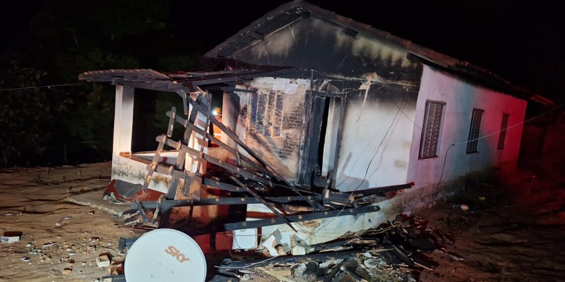 Incêndio destrói duas casas em zona rural de cidade no Sul de Minas