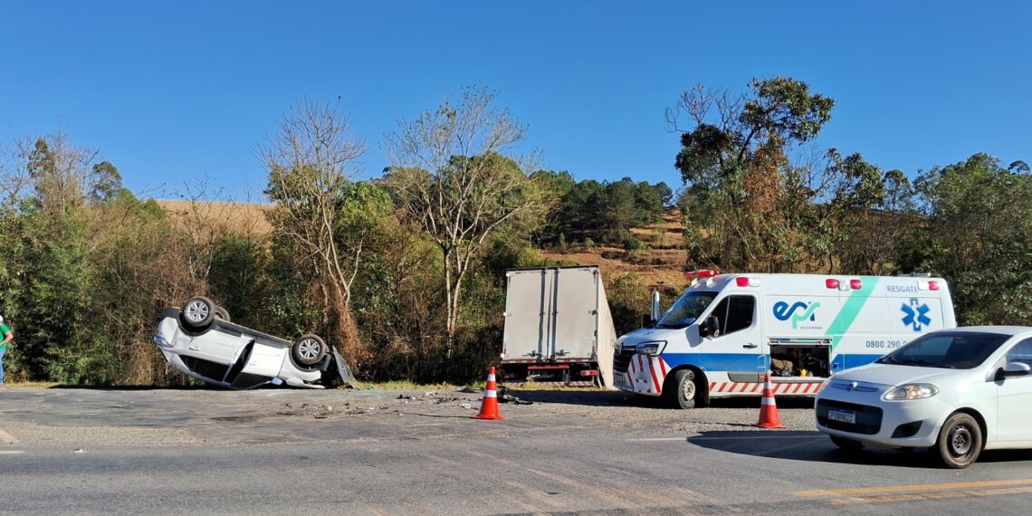 Carro capota e caminhão cai em barranco após colisão na Rodovia do Contorno