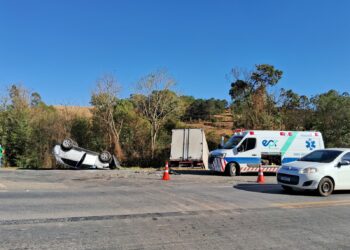 Carro capota e caminhão cai em barranco após colisão na Rodovia do Contorno