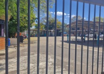 Estudante fica ferido ao tentar sair escondido de escola e muro desabar