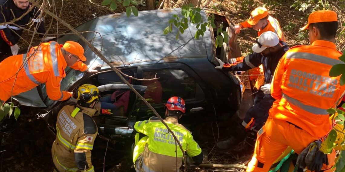 Acidente entre carro e caminhão deixa mulher ferida na manhã desta quarta (10)