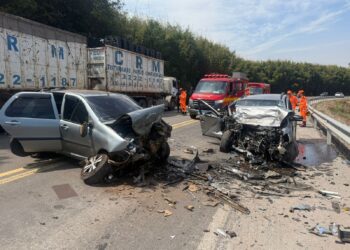 Batida frontal entre dois carros deixa três feridos na manhã desta sexta-feira (12)