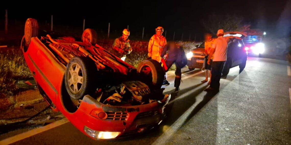 Mulher fica ferida após carro capotar em rodovia na região