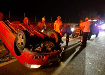 Mulher fica ferida após carro capotar em rodovia na região