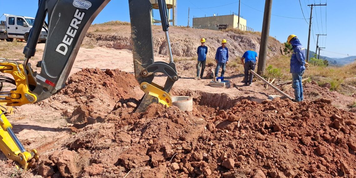 Quebra de registro interrompe abastecimento de água em bairro de Poços; equipes do DMAE já trabalham para regularizar situação