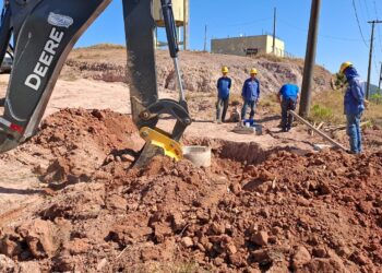 Quebra de registro interrompe abastecimento de água em bairro de Poços; equipes do DMAE já trabalham para regularizar situação