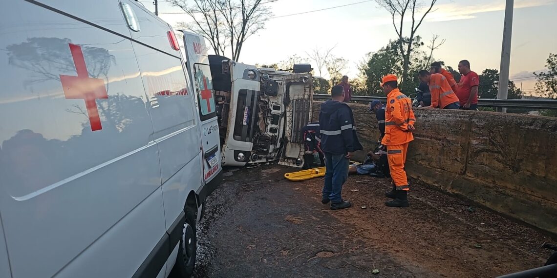 Caminhão carregado de melancias bate em mureta na estrada do Campestrinho