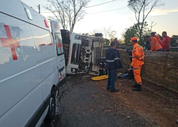 Caminhão carregado de melancias bate em mureta na estrada do Campestrinho