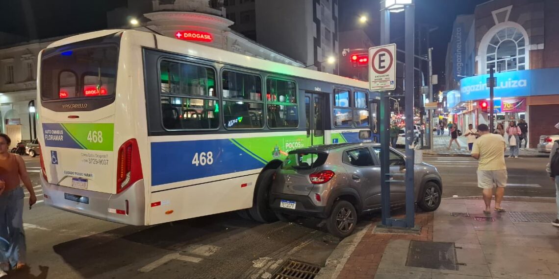 Ônibus da Floramar e carro se envolvem em acidente na rua Assis Figueiredo, centro de Poços