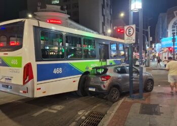 Ônibus da Floramar e carro se envolvem em acidente na rua Assis Figueiredo, centro de Poços