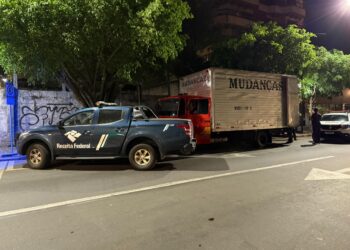 Receita Federal e PM apreendem caminhão com mercadorias irregulares em Poços