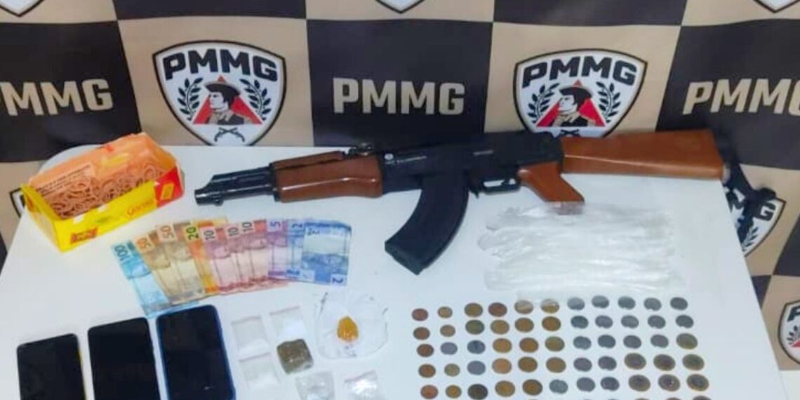 Após denúncia, PM desmonta ponto de tráfico e prende suspeito com drogas e réplica de AK-47