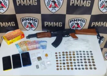 Após denúncia, PM desmonta ponto de tráfico e prende suspeito com drogas e réplica de AK-47