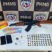 Após denúncia, PM desmonta ponto de tráfico e prende suspeito com drogas e réplica de AK-47