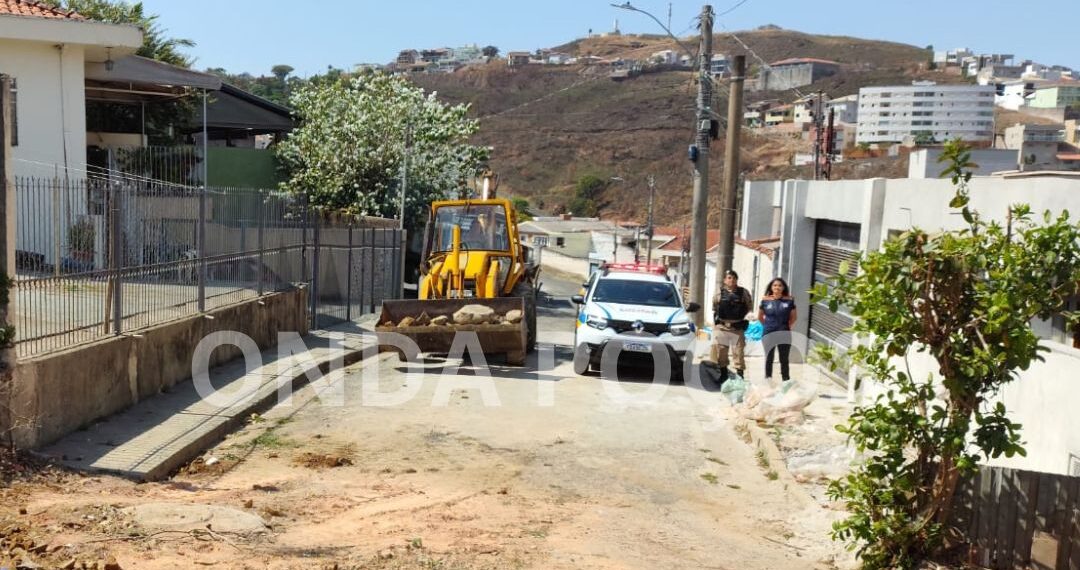 Ação da PM acaba com cobrança de pedágio e barricada em bairro de Poços