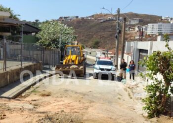 Ação da PM acaba com cobrança de pedágio e barricada em bairro de Poços