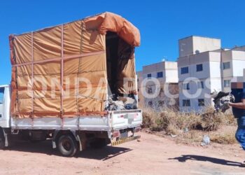 Homem é flagrado descartando entulho em avenida de Poços de Caldas